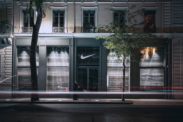 Nike kauft Denkmal in Paris für 613 Mio.
